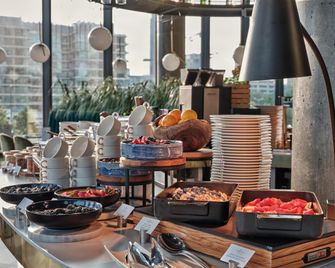 Crowne Plaza Warsaw - The Hub By IHG - Varsovia - Buffet