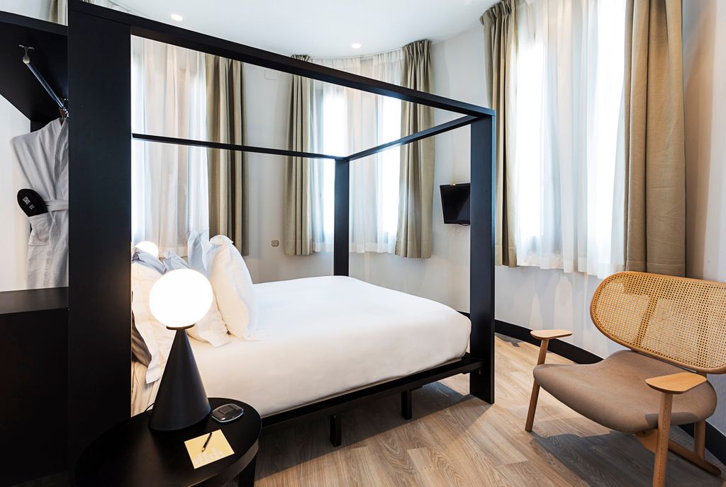 One Shot Luchana - مدريد - غرفة نوم