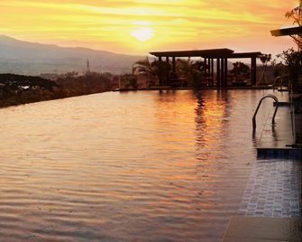 Senyum World Hotel - Batu - Piscina