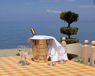 Miramare Hotel - نيوس مارماراس - المظهر الخارجي
