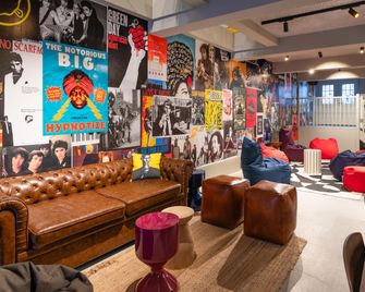 Stayokay Hostel Amsterdam Stadsdoelen - Amsterdam - Lounge