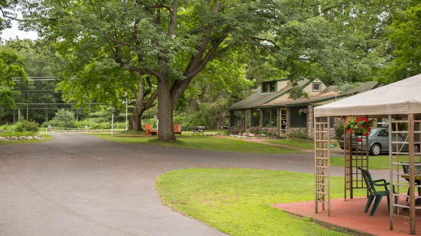 Fair Wind Motel & Cottages