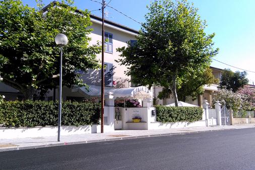 Petit Hotel - Camaiore - Building