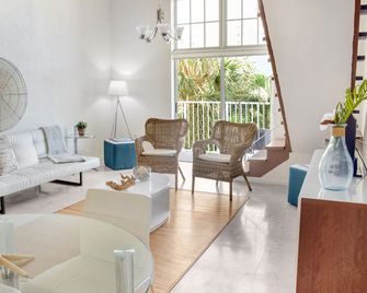 Coral Reef at Key Biscayne - Key Biscayne - Living room