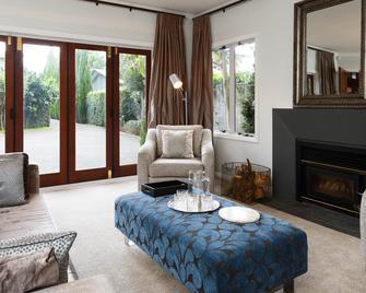 The Townhouse - Tauranga - Living room