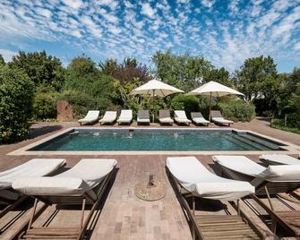 Plumwood Boutique Hotel by The Living Journey Collection - Franschhoek - Piscină