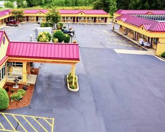 Amherst Inn & Suites - Amherst - Building
