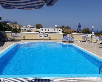 Atlas Pension - Karterados - Piscina