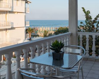 Korali Hotel - Paralia - מרפסת