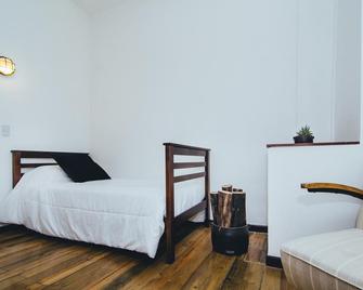 La Joya Hostel - Valparaiso - Yatak Odası