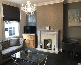 Worcester Boutique Suites - Worcester - Living room