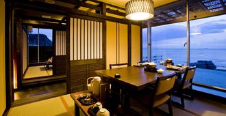 THE BEACH KUROTAKE (ex. Uotomo) - Minamichita - Dining room