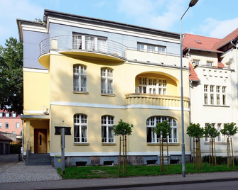 Pensjonat Restauracja Zolty Domek - Szczecinek - Building