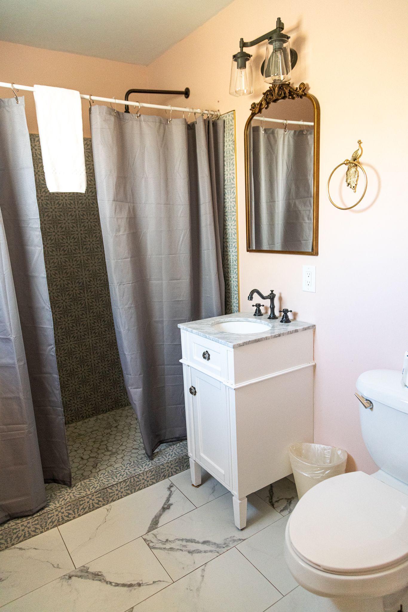 Bathroom view of Sagebrush Inn