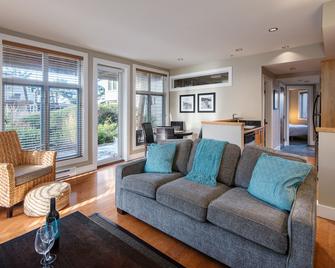 Cox Bay Beach Resort - Tofino - Living room