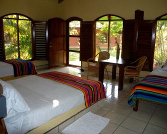 Tranquility Bay Beach Retreat - Trujillo - Bedroom