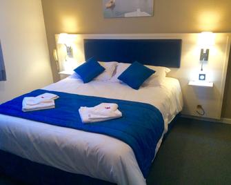 Hotel Les Alizés - Puget-Rostang - Bedroom