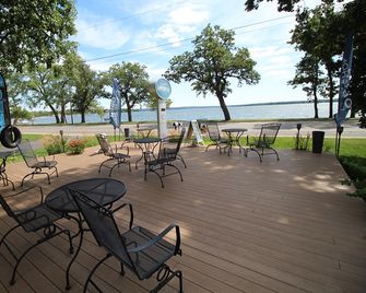 Lakes Inn - Detroit Lakes - Innenhof