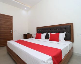 Hotel J&B - Zerakpur - Спальня