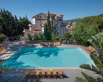 Residence Oleandro - Pietra Ligure - Piscina