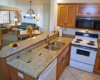 Bay Shore Inn - Sturgeon Bay - Kitchen