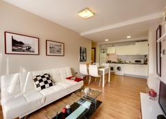 Bilbao Apartamentos Atxuri - Bilbao - Living room