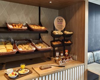 B&B HOTEL Lourdes Centre - Lorda - Bufet