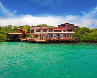 Blu Galapagos Sustainable Waterfront Lodge - פוארטו איורה - בניין