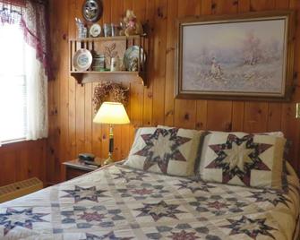 Lake Winnipesaukee Motel - Weirs Beach - Bedroom