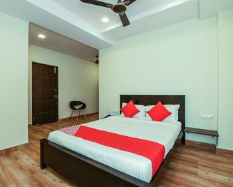 OYO Flagship 15662 Akshaya Bheemaas Inn - Vijayawada - Bedroom