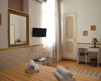 Bed and Breakfast Hostel Josef - Palermo - Dotazioni in camera