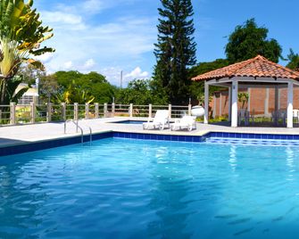 Manantial M Lare - Buga - Piscina