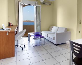 Giorgi's Blue Apartments - Kalathas - Wohnzimmer