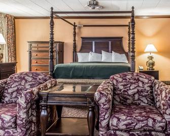 FairBridge Inn & Suites Poconos - Stroudsburg - Schlafzimmer