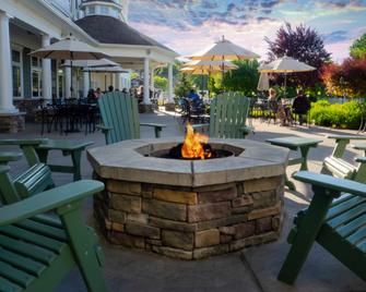 Watkins Glen Harbor Hotel - ווטקינס גלן - פטיו