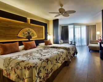 Limak Lara De Luxe Hotel - Анталья - Спальня