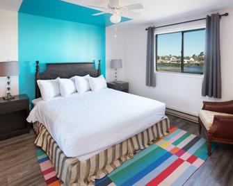 Coast River Inn By OYO Seaside - סיסייד - חדר שינה