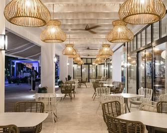 هوتل فاريونيس - تيياس - شرفة مرصوفة