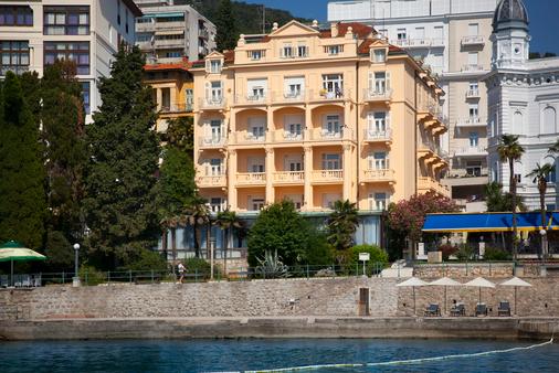 Smart Selection Hotel Lungomare Opatija - Opatija - Building