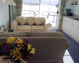 Te Mahia Bay Resort - Portage - Living room
