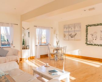 Aran Walkers Lodge - Inishmore - Living room