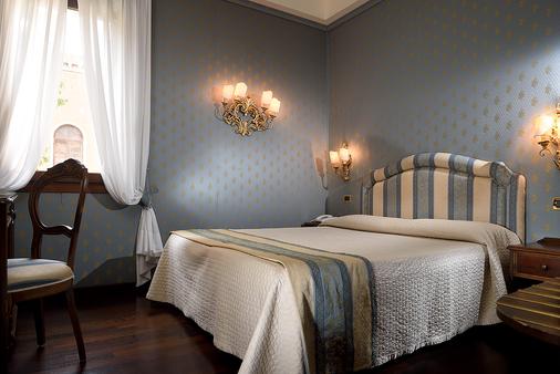 Hotel Abbazia - Venice - Bedroom