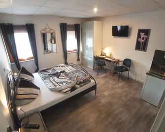 Gästezimmer Burgplatz near Heidelberg - Sinsheim - Bedroom