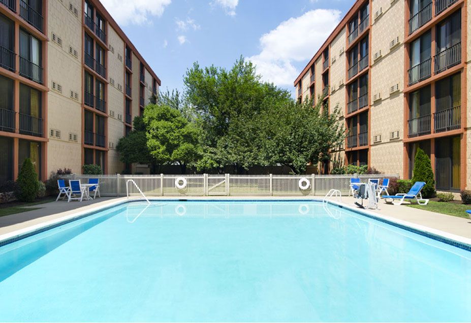 Wyndham Garden Hotel Newark Airport - Newark - Havuz