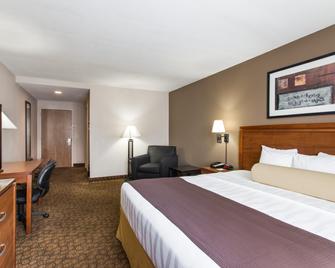 Days Inn & Suites by Wyndham Fort Pierce I-95 - Fort Pierce - Bedroom