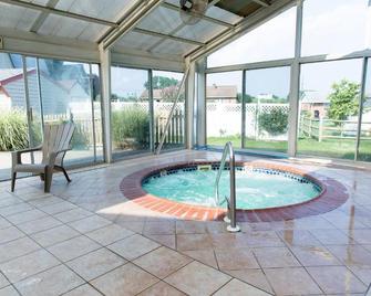 The Country Inn of Lancaster - Lancaster - Zwembad