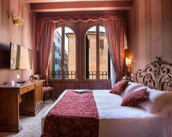 فندق تيزيانو - البندقية - غرفة نوم