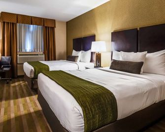 Best Western Plus Plaza Hotel - קווינס - חדר שינה