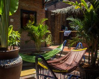 Tropic Hostel And Restaurant - Ấp Thiện Phước - Patio