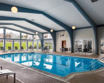 Howard Johnson by Wyndham Middletown Newport Area - Middletown - Pool